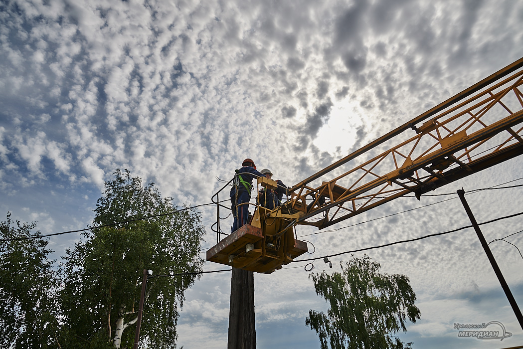 Около 500 специалистов ликвидируют перебои в электроэнергии на территории Среднего Урала