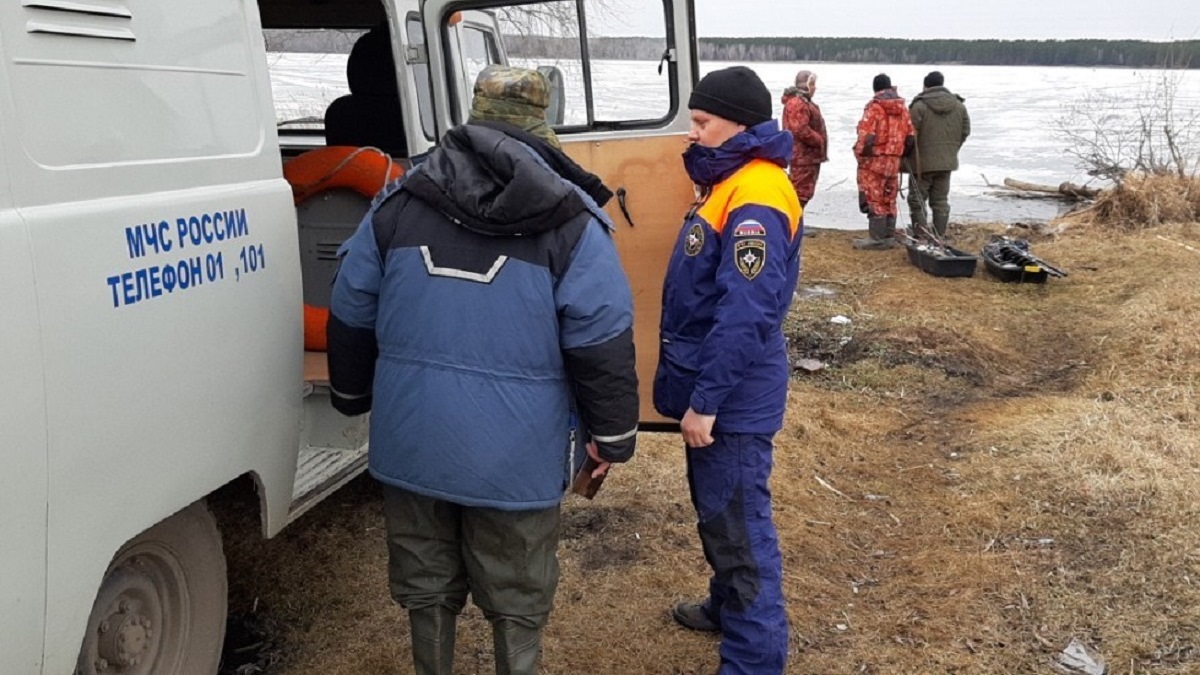 Инспекторы ГИМС Зауралья поймали нарушителя на льду озера