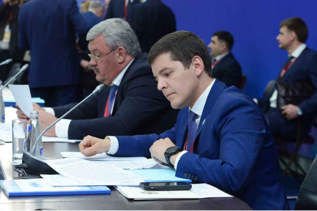 Дмитрий Артюхов подписывает соглашение