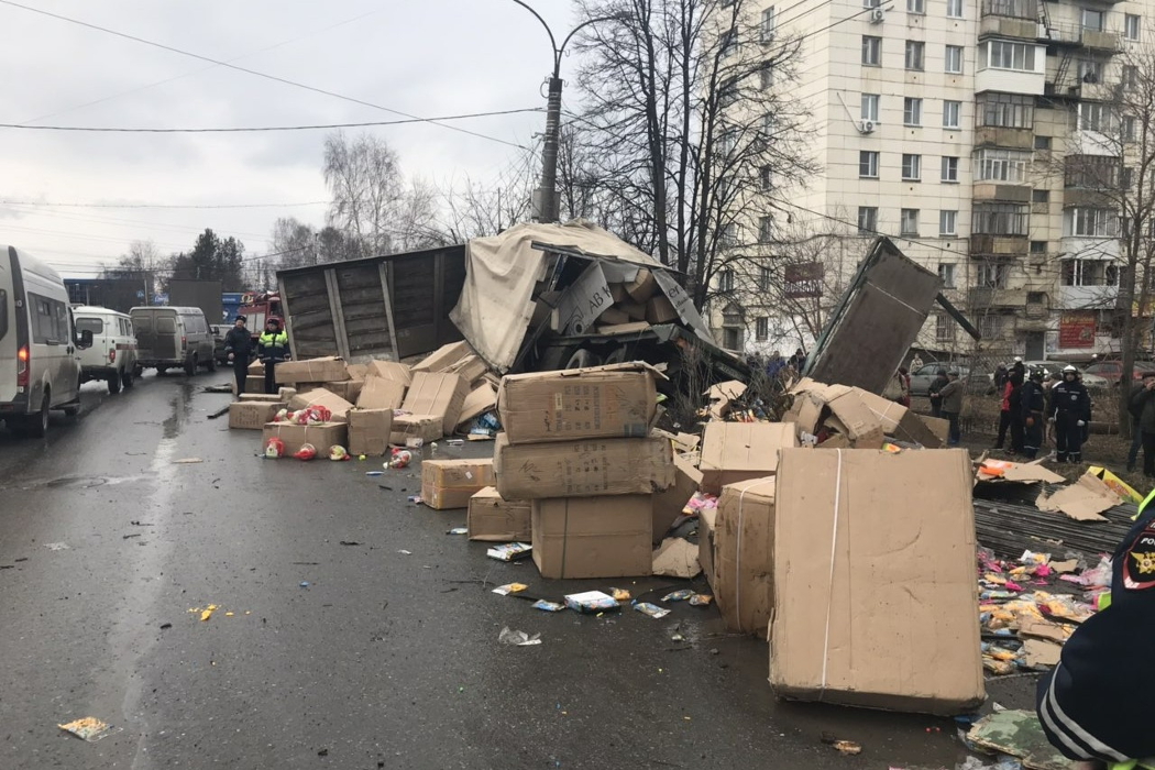 Игрушки не доедут в Краснодар: в Златоусте грузовик врезался в столб