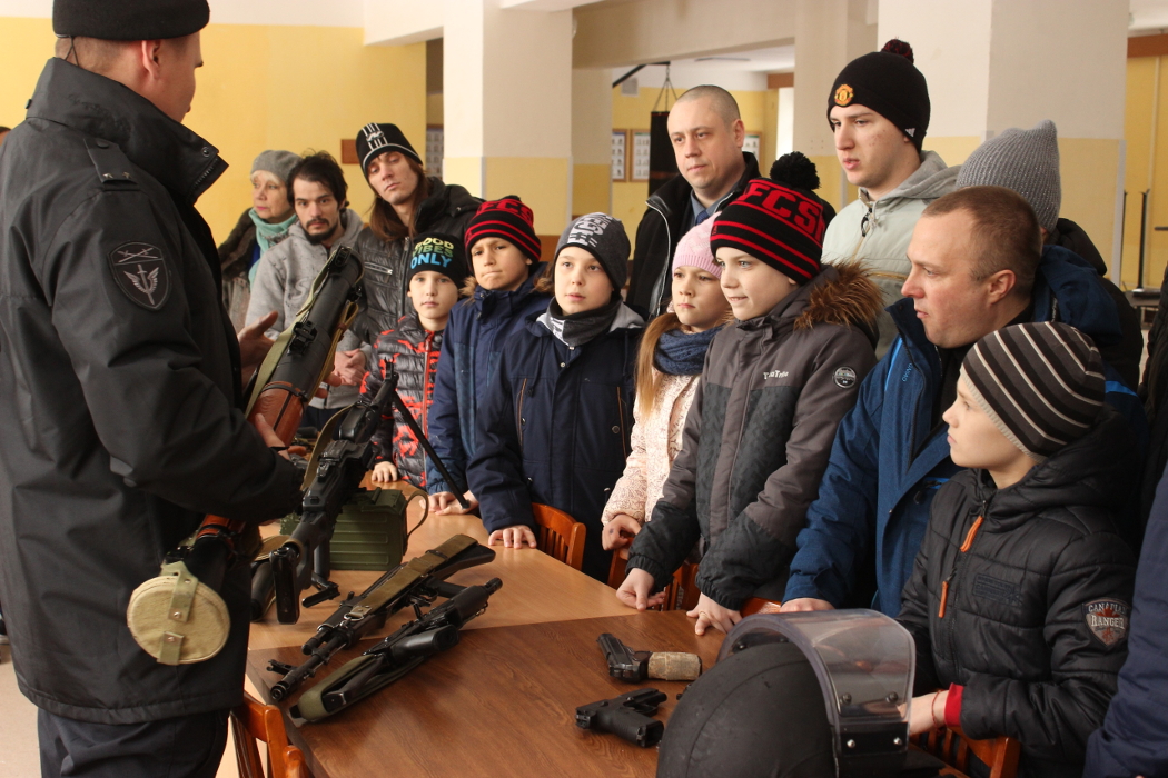 В Челябинске к 100-летию Калашникова ОМОН провел экскурсию школьникам