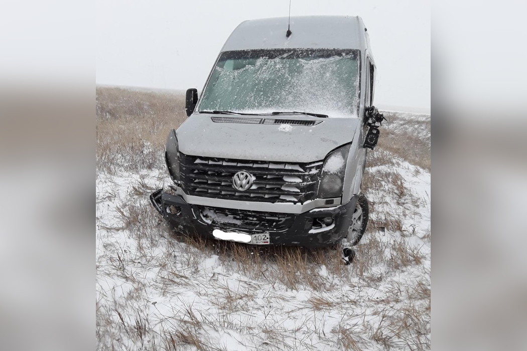 Во время снегопада в Челябинской области опрокинулся микроавтобус
