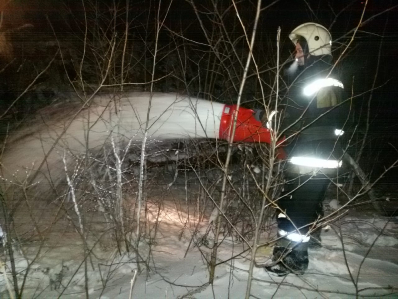 поливают топливо пеной