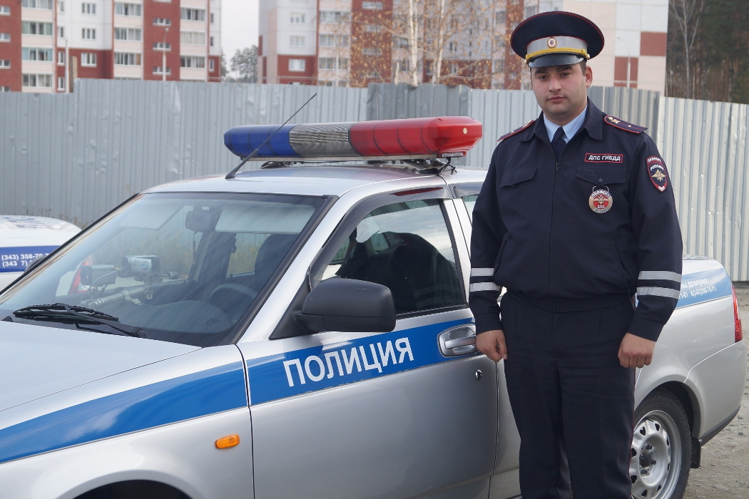 В Свердловской области сотрудник ДПС спас многодетную семью из пожара