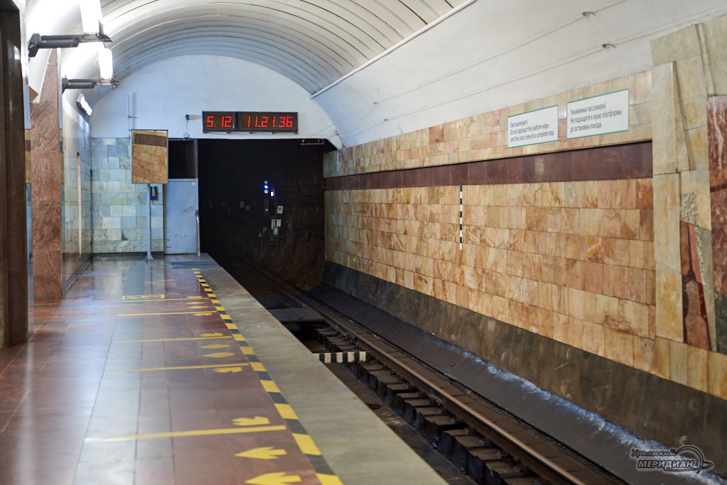 Платформа в метро тоннель