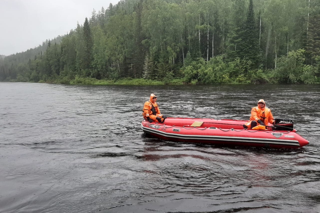 На Урале возобновлены поиски двух пассажиров перевернувшейся лодки