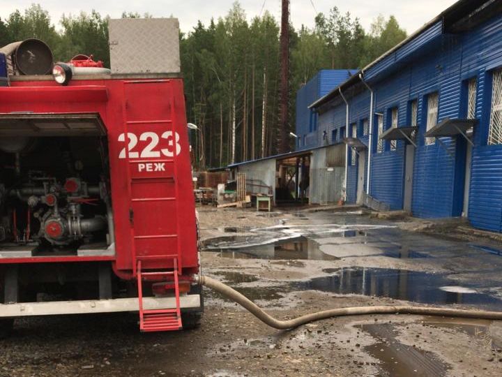 В Реже горит производственное здание, эвакуировано 35 человек