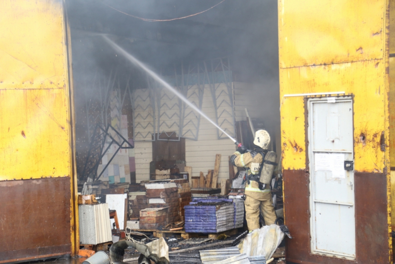 В Кургане произошёл крупный пожар в двухэтажном административном здании