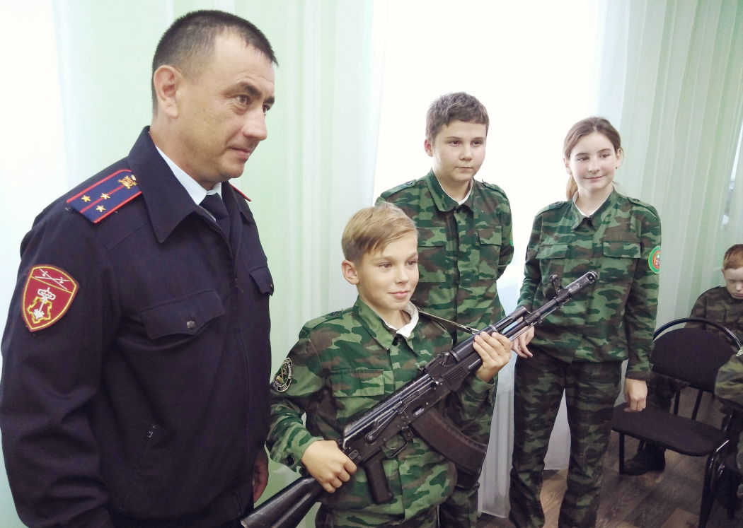 В Кургане школьница разобрала автомат Калашникова за 2 минуты 17 секунд