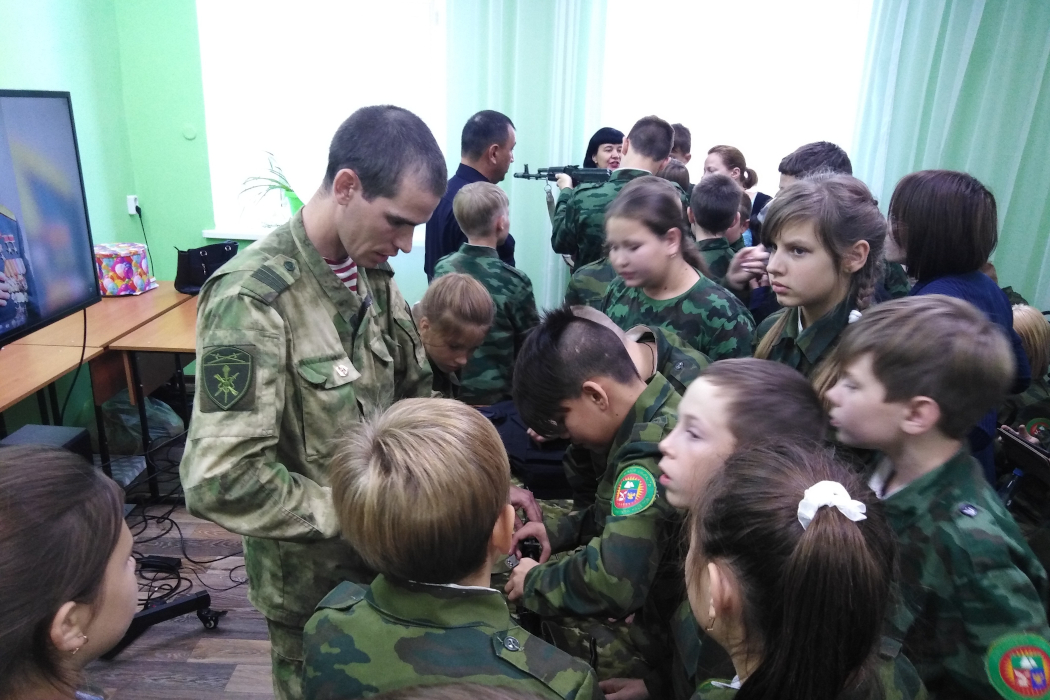 Военнослужащие провели занятие со школьниками. Военнослужащий проводит урок в школе. Росгвардейцы поблагодарили курганских школьников. У ста учеников