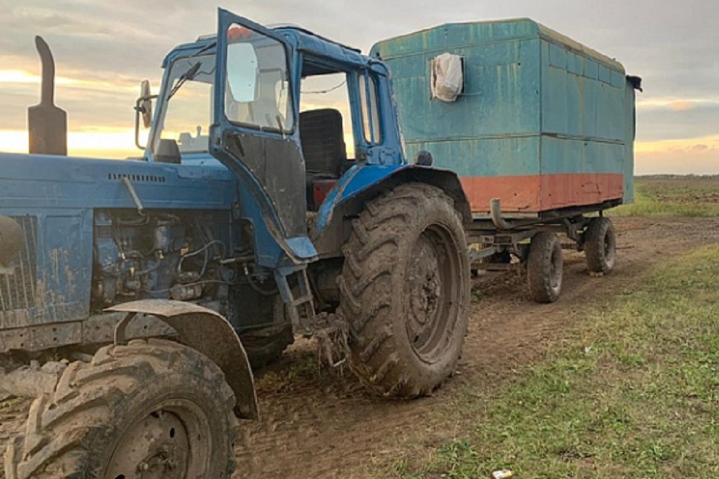 Трактор Урал. Тракторист скончался около трактора на поле. Вологда трактор 35. Трактор возле зернозавода Мокроусово.