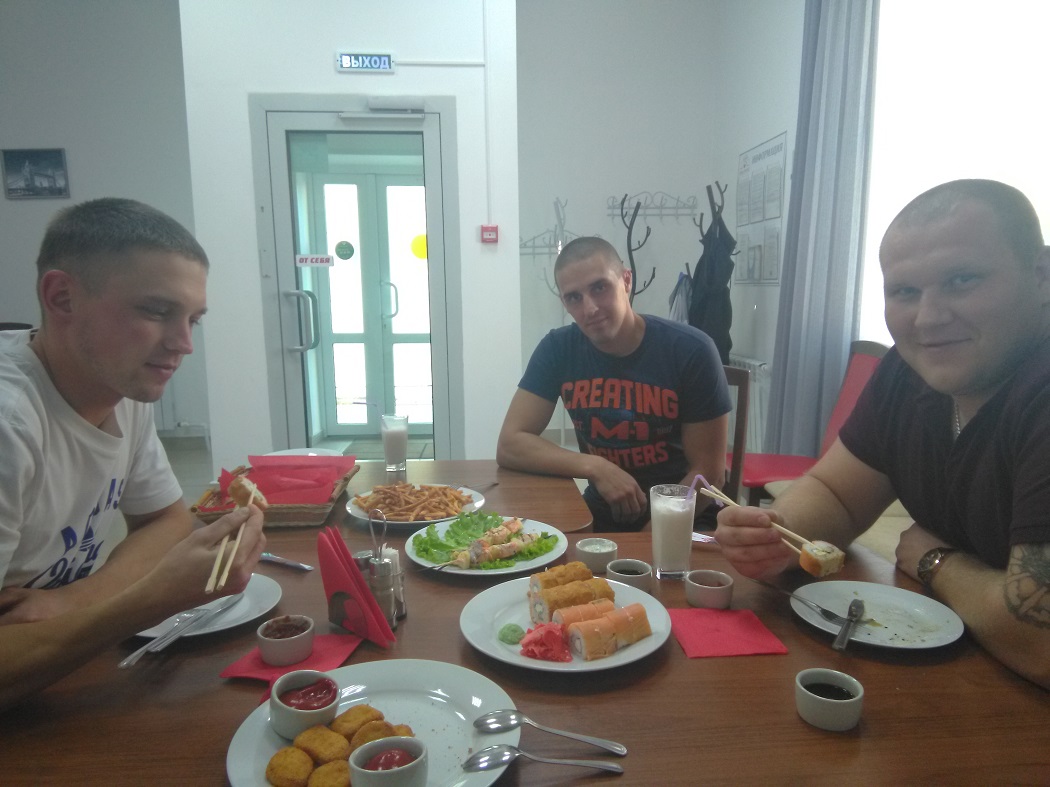 Трое тавдинских осужденных провели выходной день в кинотеатре и кафе
