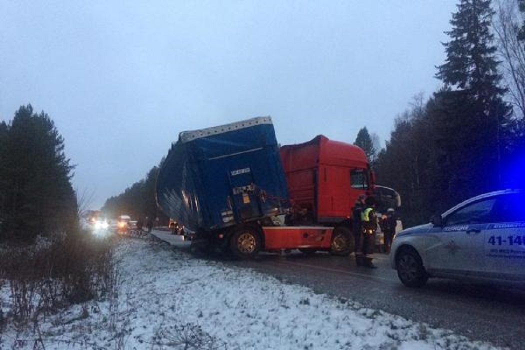 В Свердловской области пассажирский автобус влетел в фуру, двое пострадали
