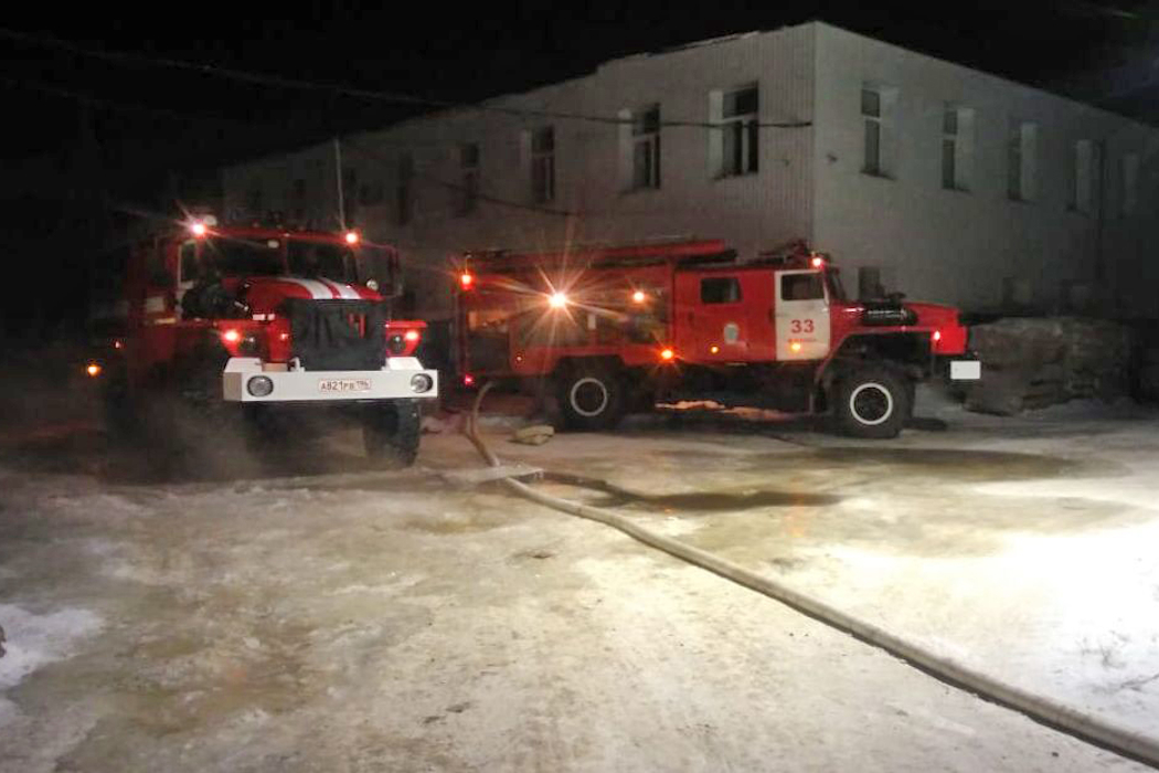 В Свердловской области сгорел ангар со строительной спецтехникой