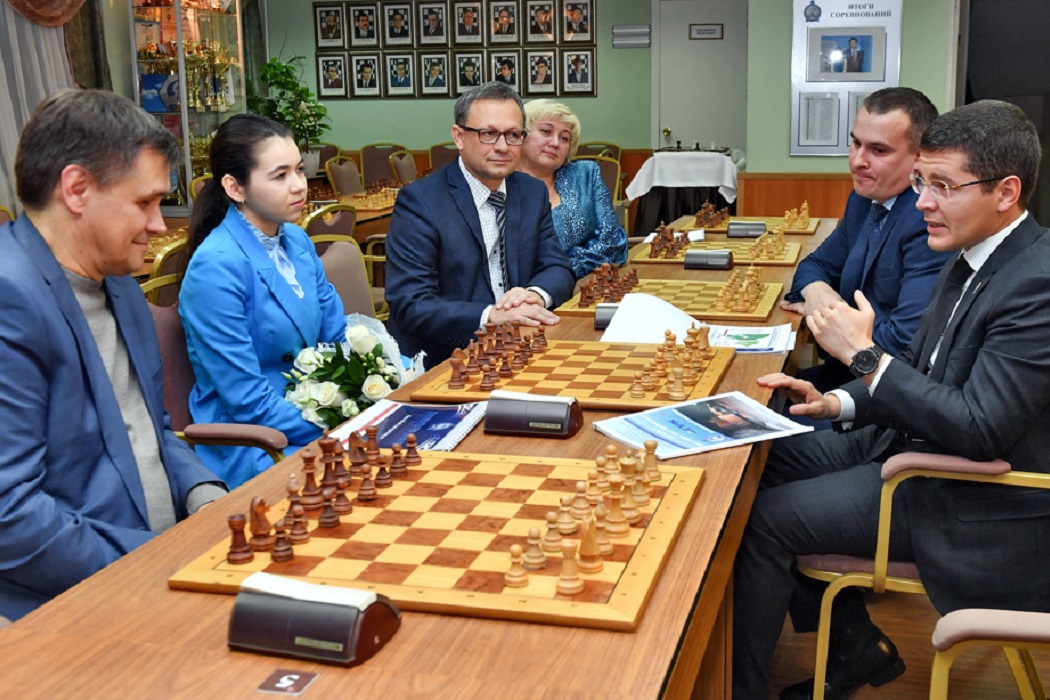 Глава ЯНАО встретился с ямальской шахматисткой Александрой Горячкиной
