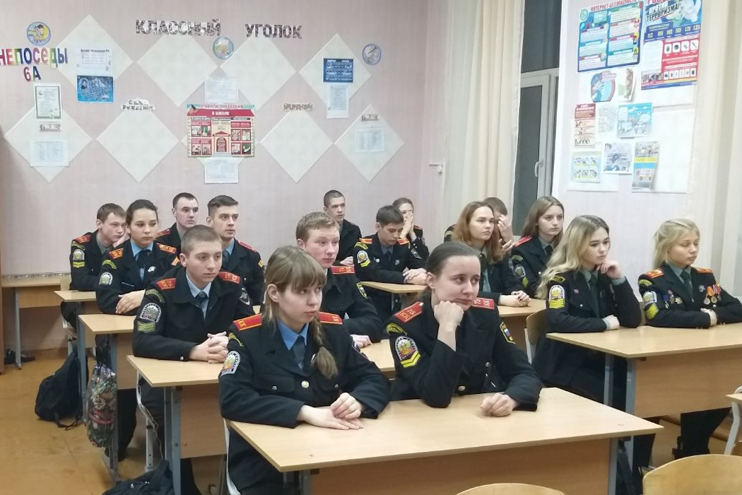 Курганские росгвардейцы проводят профориентационные занятия со школьниками