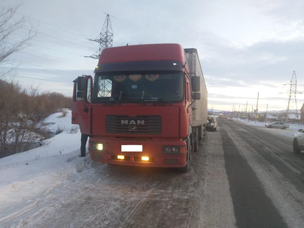На Южном Урале пьяный водитель на легковушке врезался в большегруз