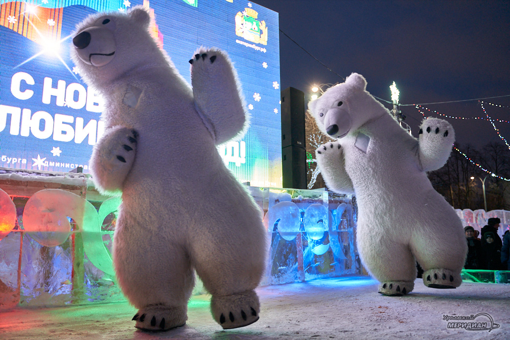 Высокинский на горке и салют: в Екатеринбурге открылся ледовый городок