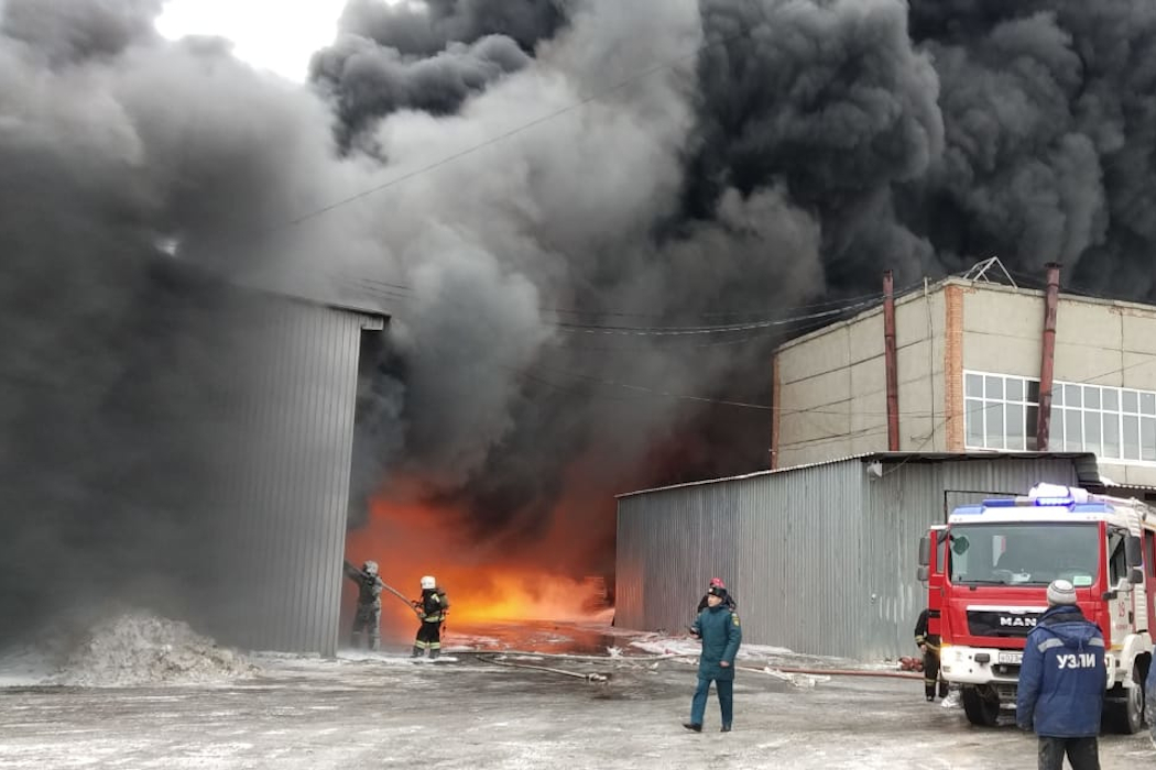 В Екатеринбурге горит разлитая краска на лакокрасочном заводе