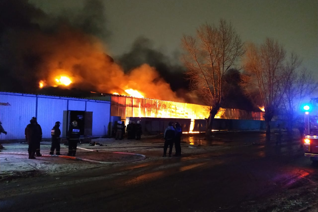 В Екатеринбурге горит склад на Верх-Исетском рынке