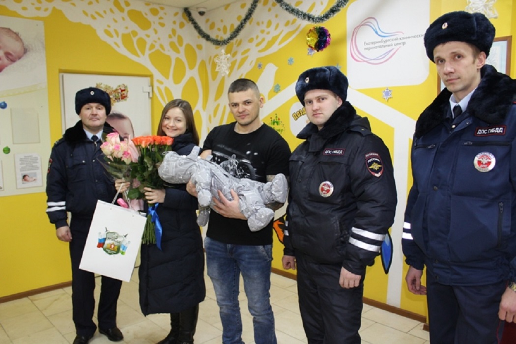 В Екатеринбурге инспекторы ДПС сопроводили роженицу и ее супруга в роддом 3