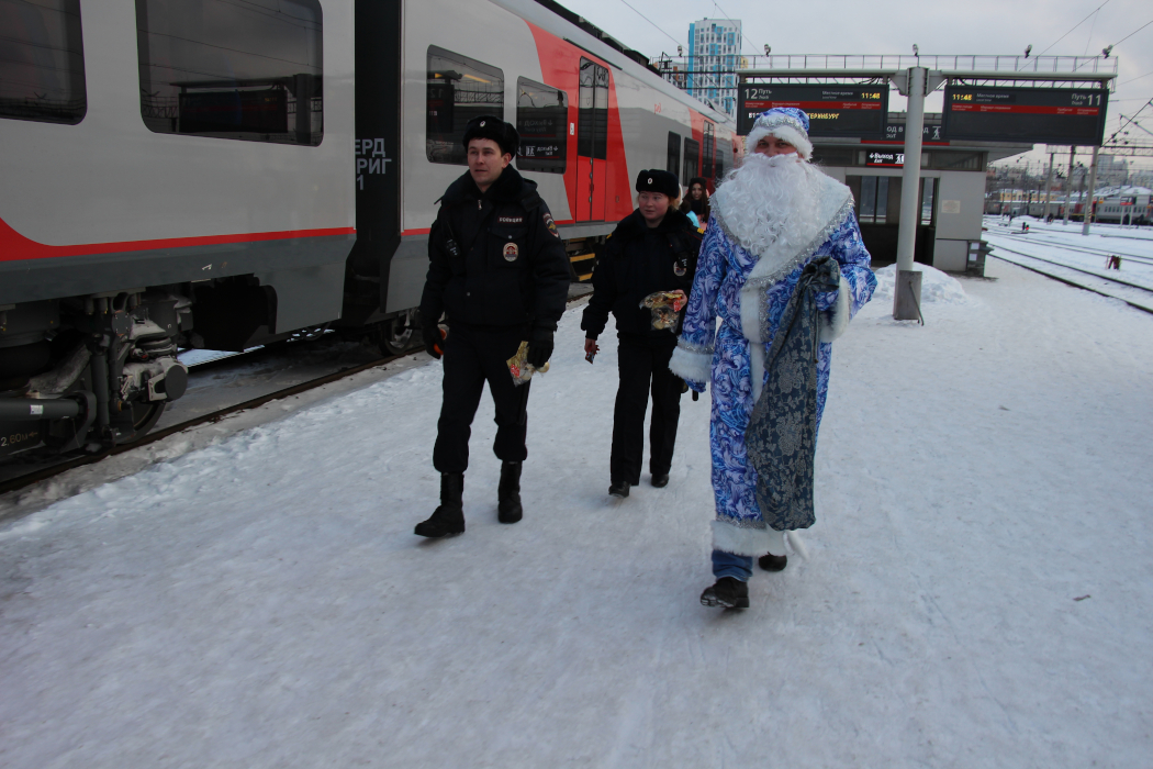 В Екатеринбурге пассажиров электропоездов встречали Снеговик и олени