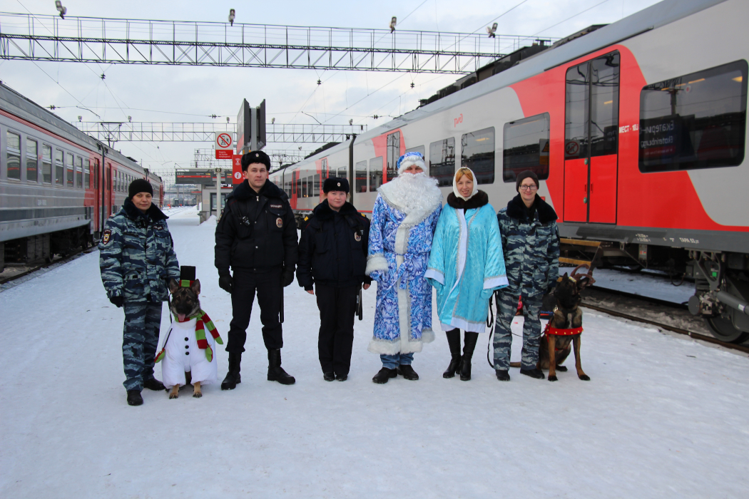 В Екатеринбурге пассажиров электропоездов встречали Снеговик и олени