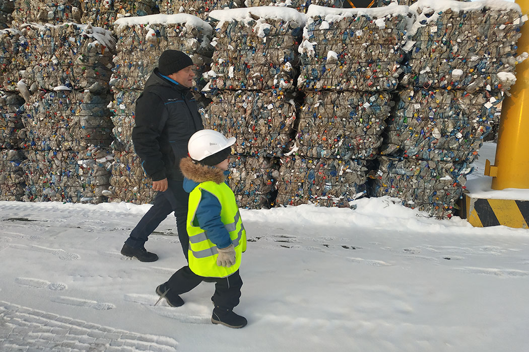 Школьнику провели экскурсию по мусоростортировочному заводу Тюмени