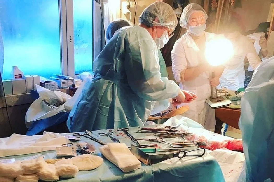 Тюменские врачи показали, как проводили кесарево сечение на дому 1