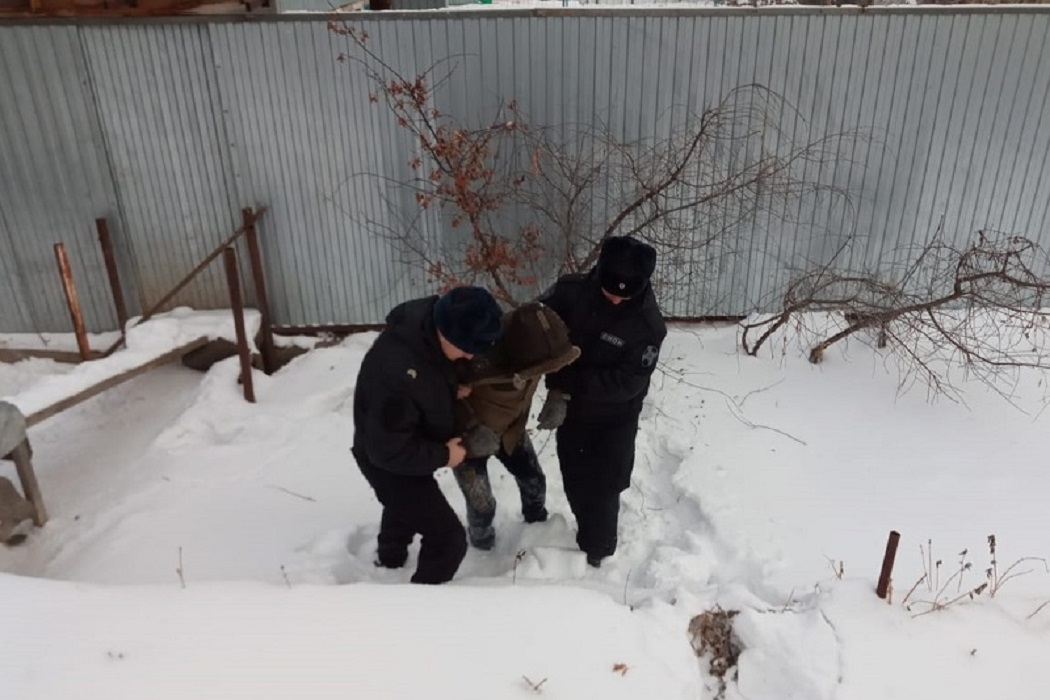 В Югре полицейские не дали замерзнуть лежащему на снегу мужчине 1