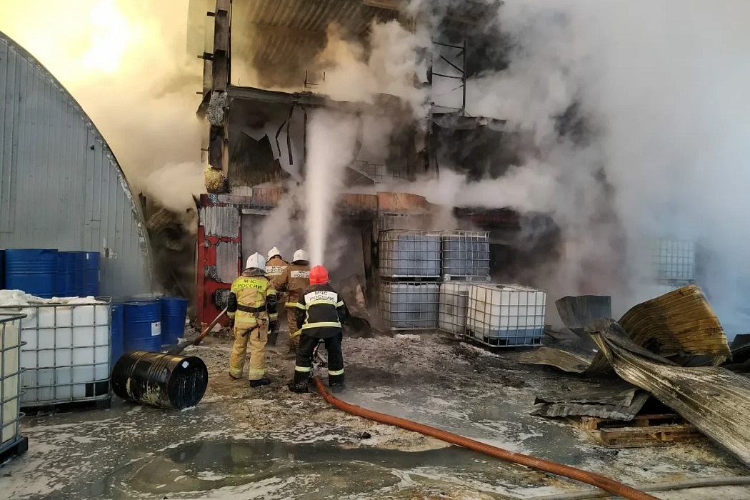 Крупный пожар на складских помещениях в Екатеринбурге локализован