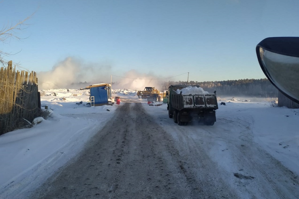 Власти Екатеринбурга потушат снегом тлеющую свалку