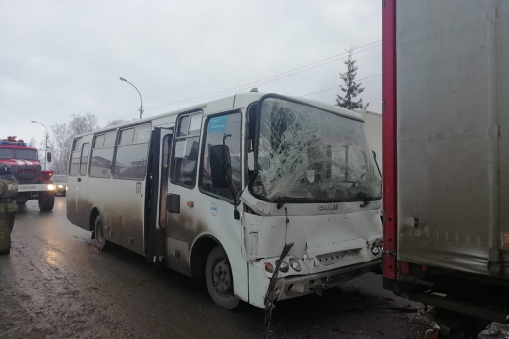 Около Екатеринбурга в ДТП пострадали пятеро пассажиров автобуса