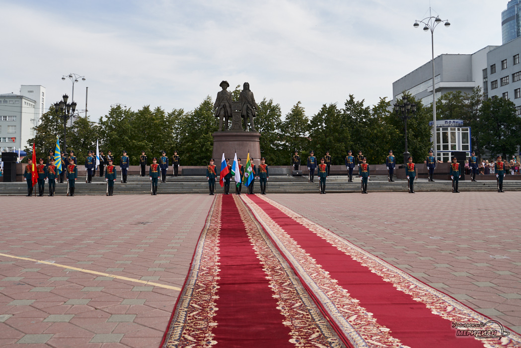 Памятник Татищеву и де Генину Екатеринбург почетный караул