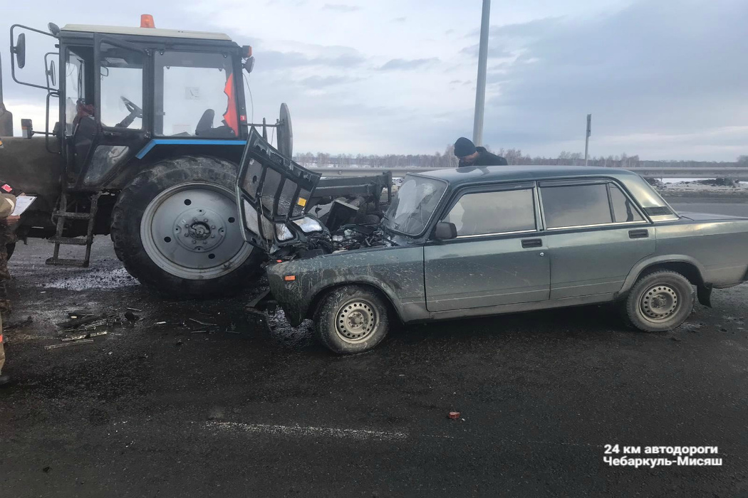 В Челябинской области семерка с тремя пенсионерами врезалась в трактор