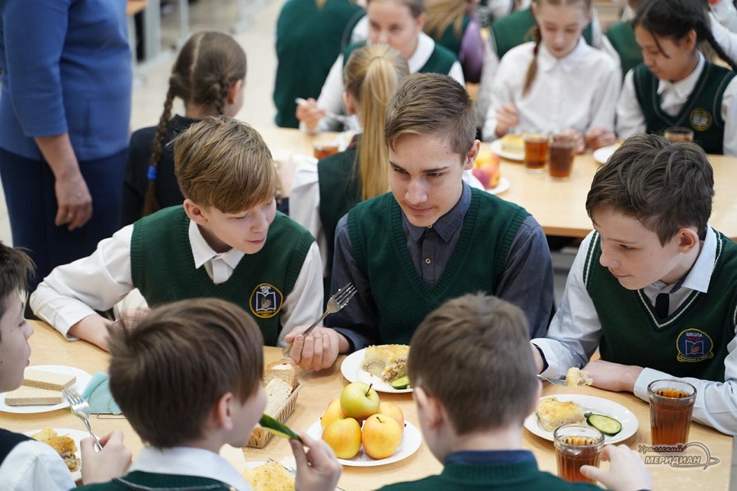 В одной из школ Екатеринбурга представили новые полезные блюда