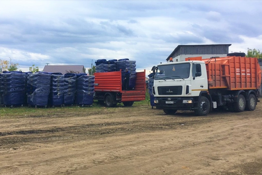 В тюменские районы доставят новые мусоровозы и контейнеры для ТКО