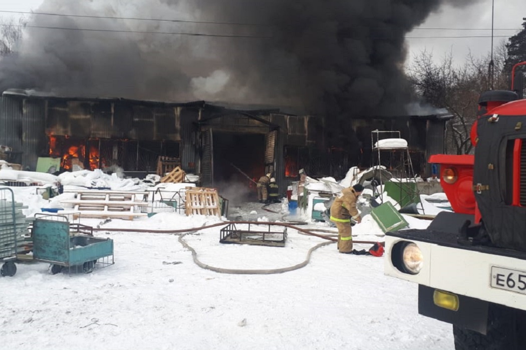 В Екатеринбурге локализован пожар на складе с пластмассой