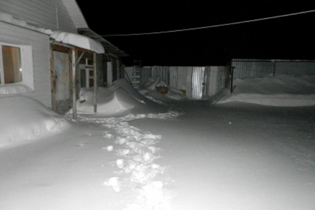 В Зауралье жительница Челябинска била и запирала в холодном подвале бомжей