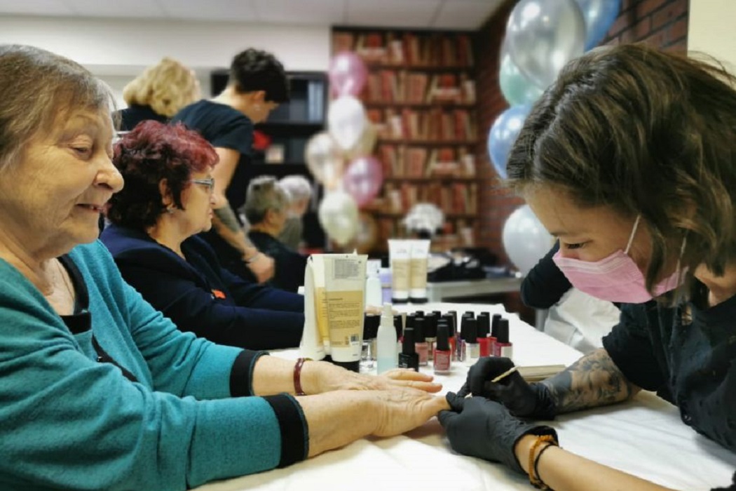 Свердловские волонтёры сделали женщинам-ветеранам причёски и маникюр