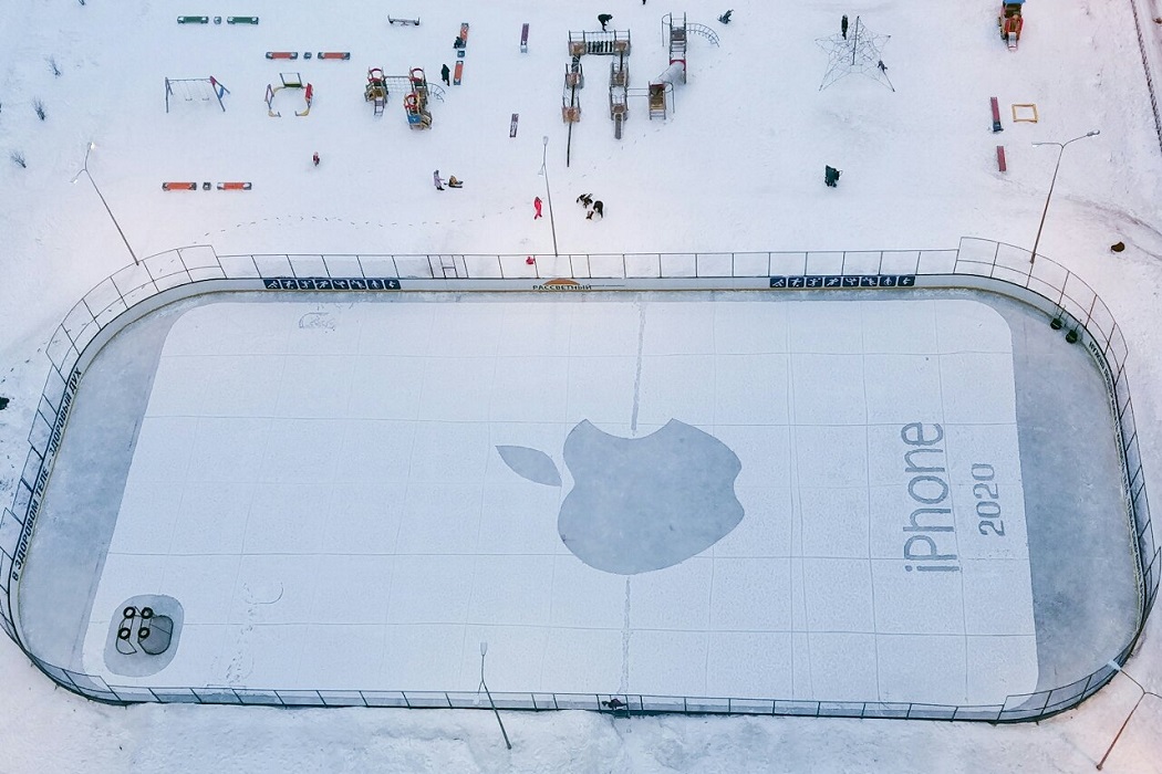 Екатеринбургский художник изобразил во дворе гигантский iPhone из снега