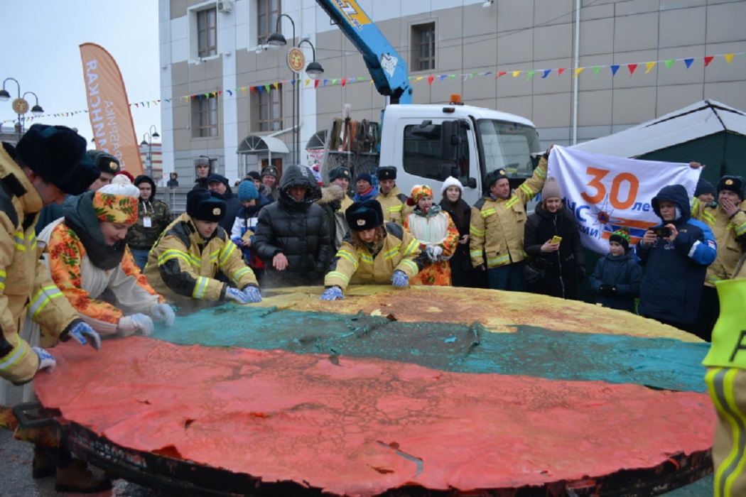 Ялуторовские пожарные испекли 3-метровый блин в виде флага России