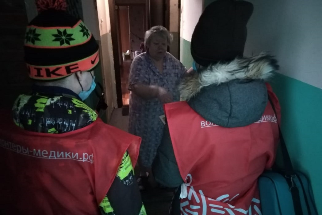 Свердловские медики-волонтёры начали доставлять пенсионерам воду и хлеб