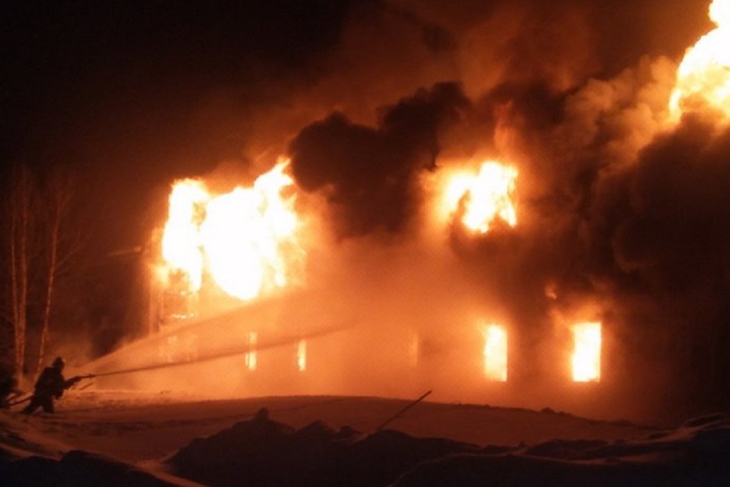 На окраине Ноябрьска пожарные час тушили крупное возгорание в доме