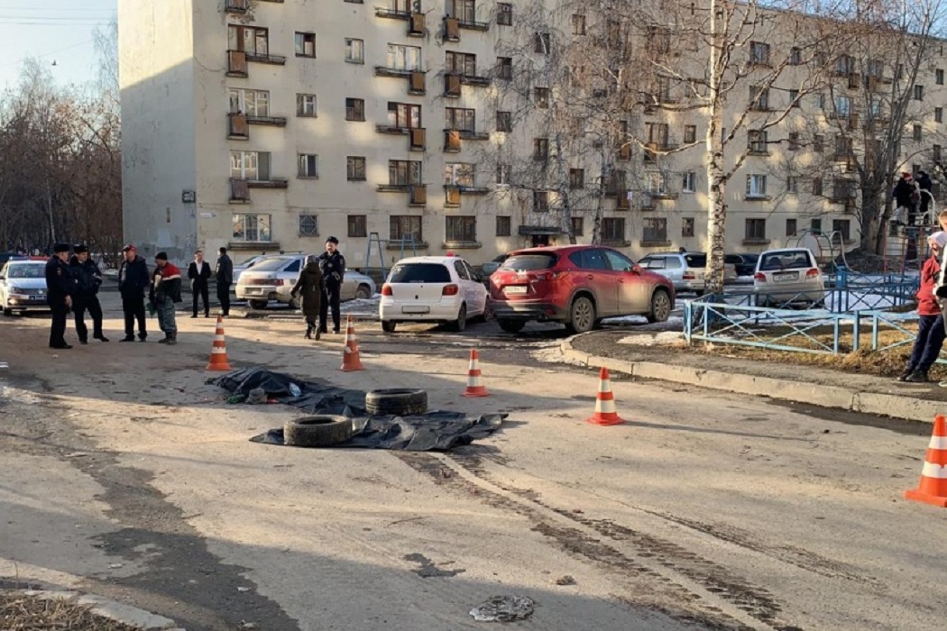 В Екатеринбурге мусоровоз насмерть сбил пенсионера