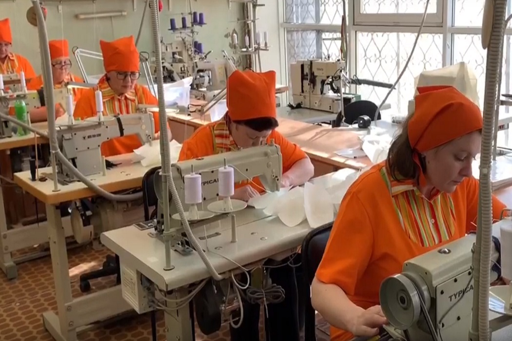 Семь свердловских швейных предприятий развернули производство масок