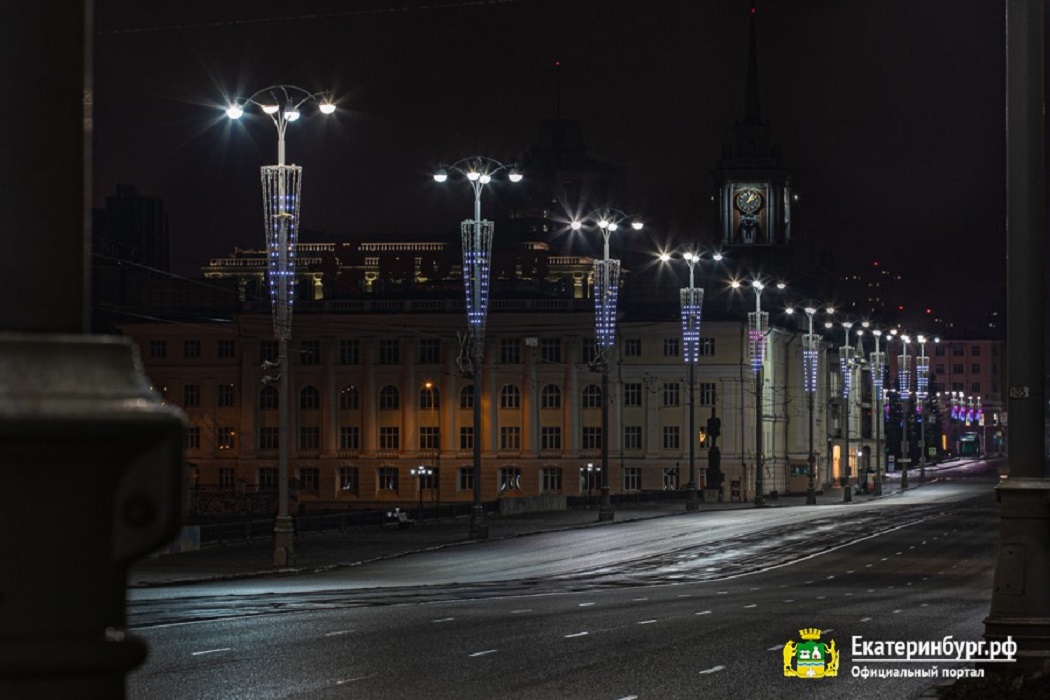 В центре Екатеринбурга появилась новая подсветка с надписью «Дома лучше»