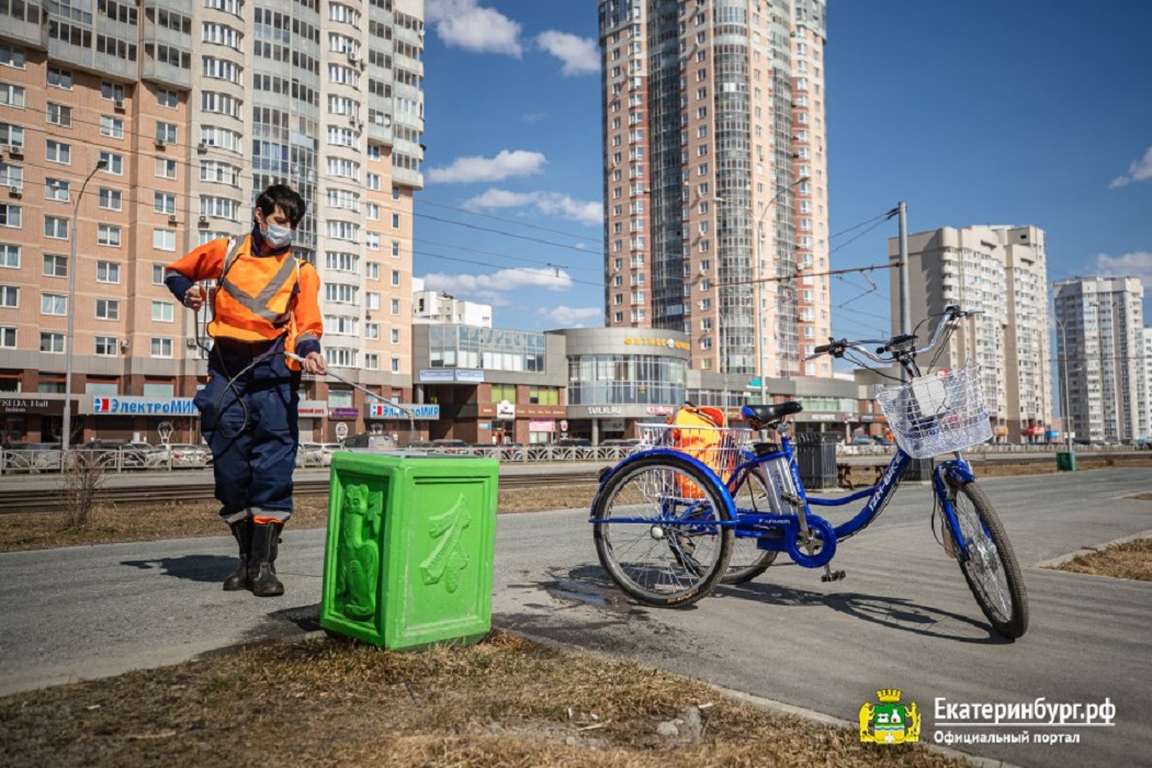 Улицы Екатеринбурга начали дезинфицировать велосипедисты