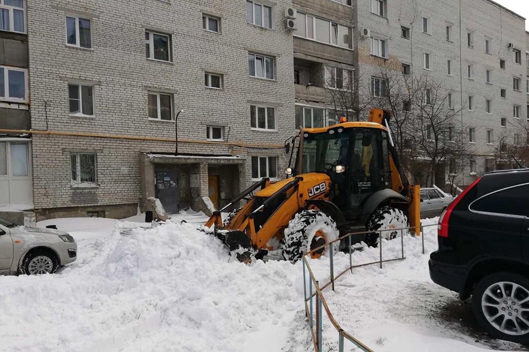Трактор расчищает снег