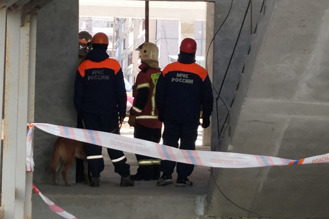 Спасатели МЧС обследовали обрушенное здание в Екатеринбурге